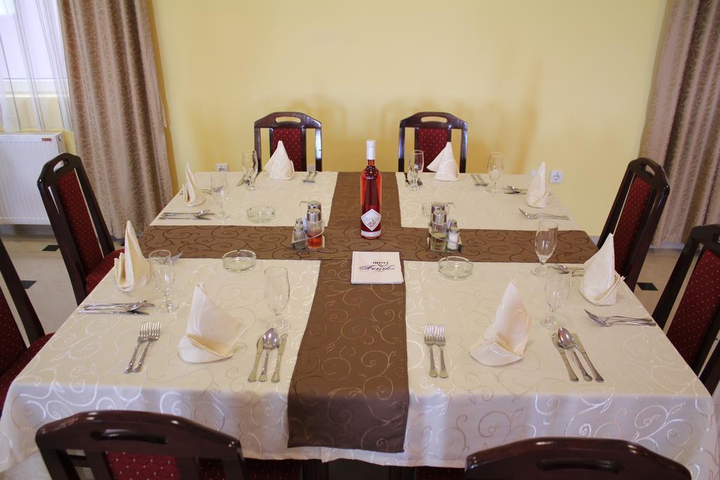 Hotel Feniks Pozarevac Ngoại thất bức ảnh